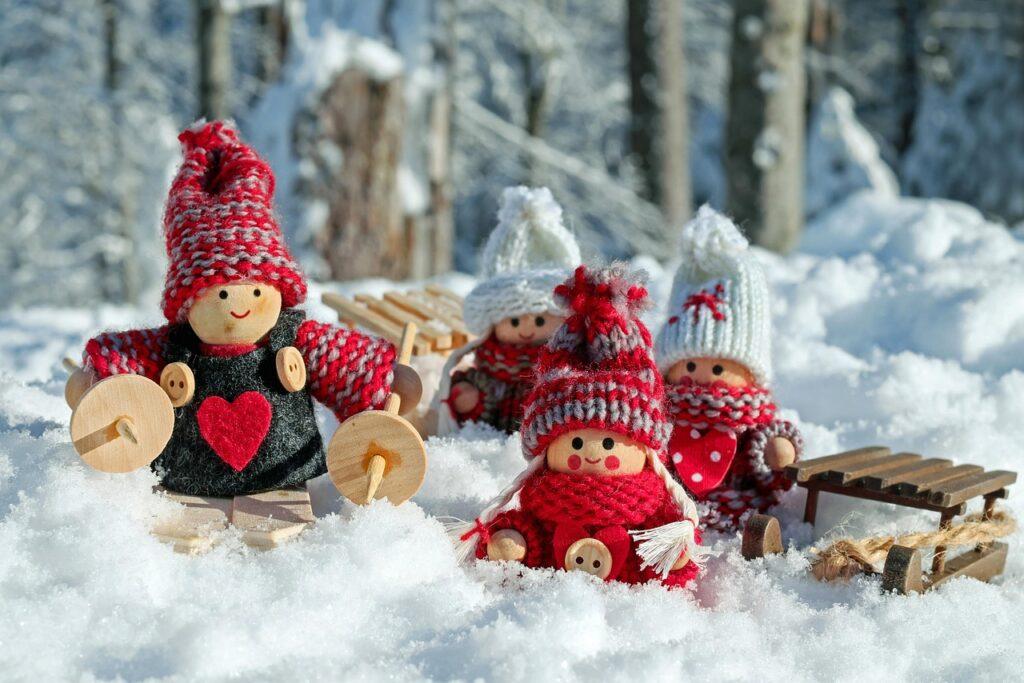 doll figures, characters, wooden figures, fun, cute, snow, winter, nature, cold, sleigh ride, christmas
